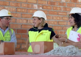 La consejera de Familia e Igualdad de Oportunidades de la Junta, Isabel Blanco (en el centro).