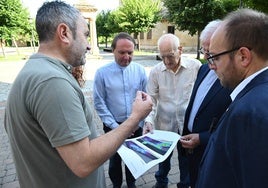 Alcalde y concejales presentaron el plan al deán de la catedral y al vicario.