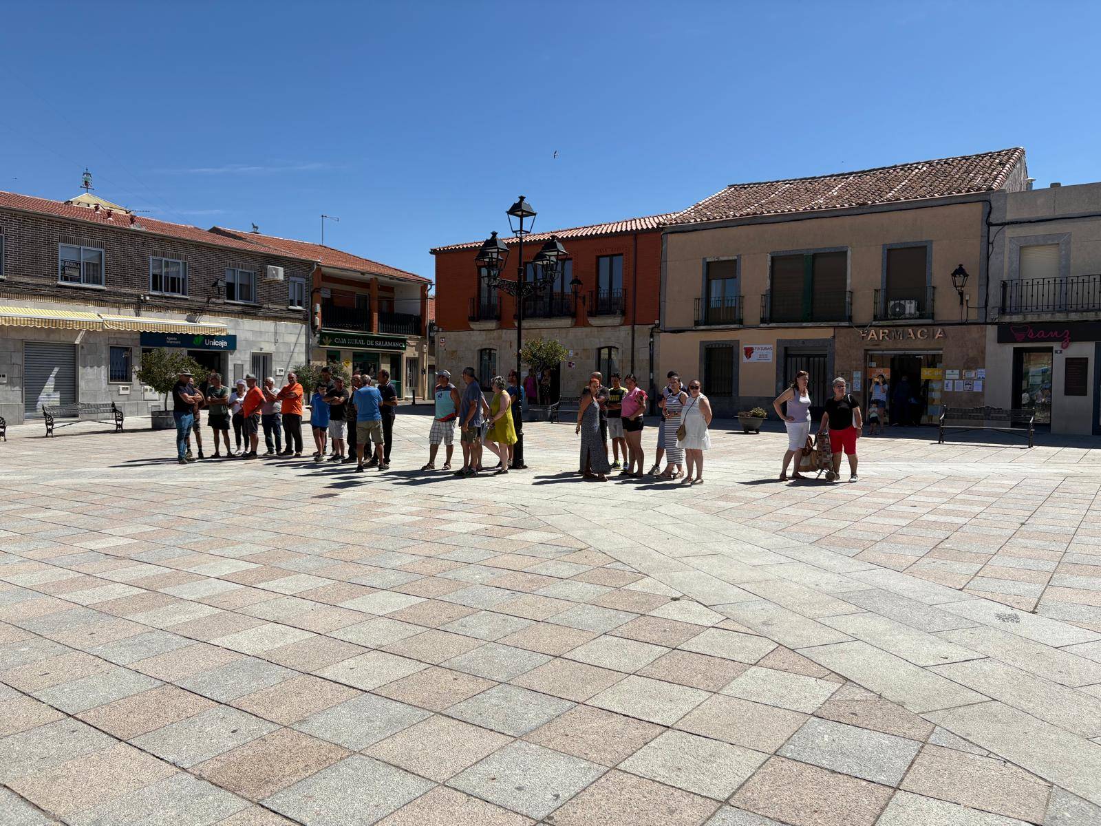 Decenas de tractores en las calles de Alaraz y Cantalpino en memoria de David Lafoz