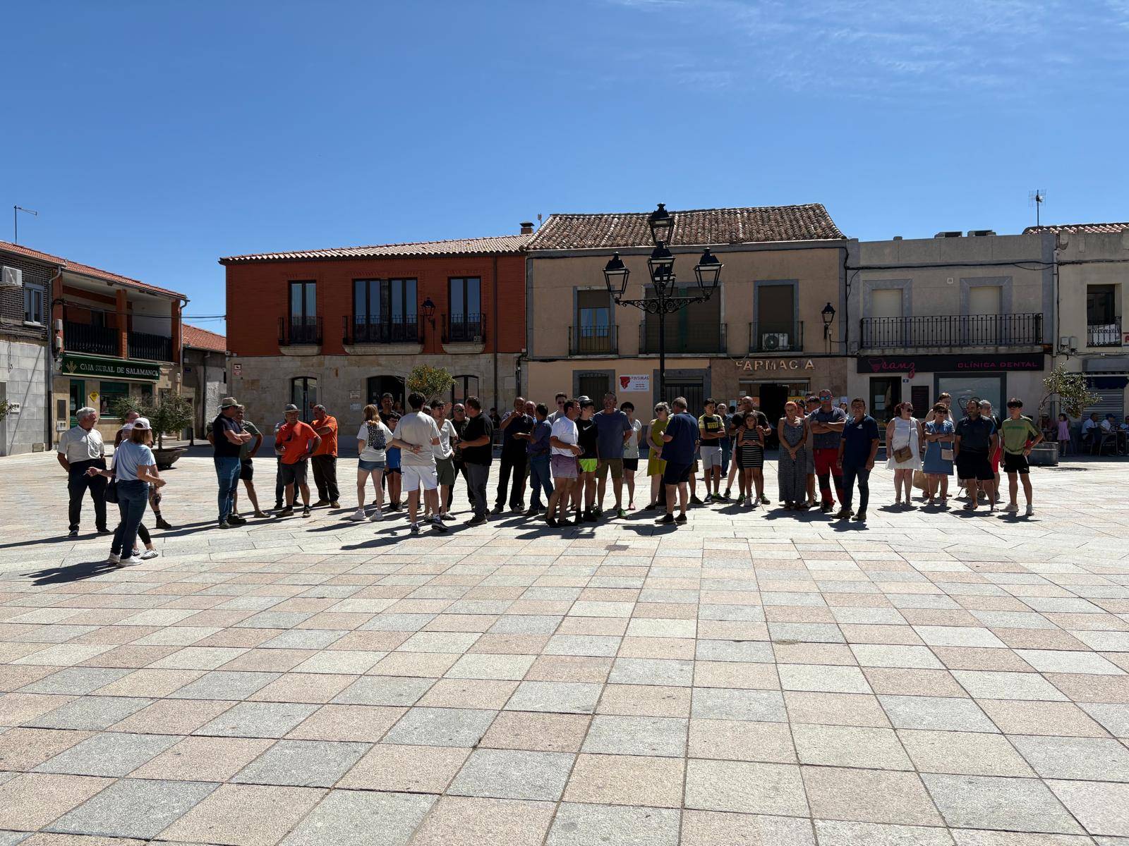 Decenas de tractores en las calles de Alaraz y Cantalpino en memoria de David Lafoz