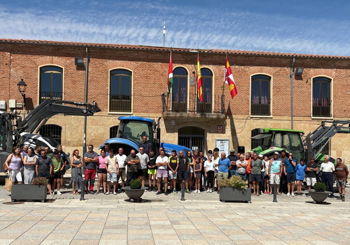 Decenas de tractores en las calles de Alaraz y Cantalpino en memoria de David Lafoz
