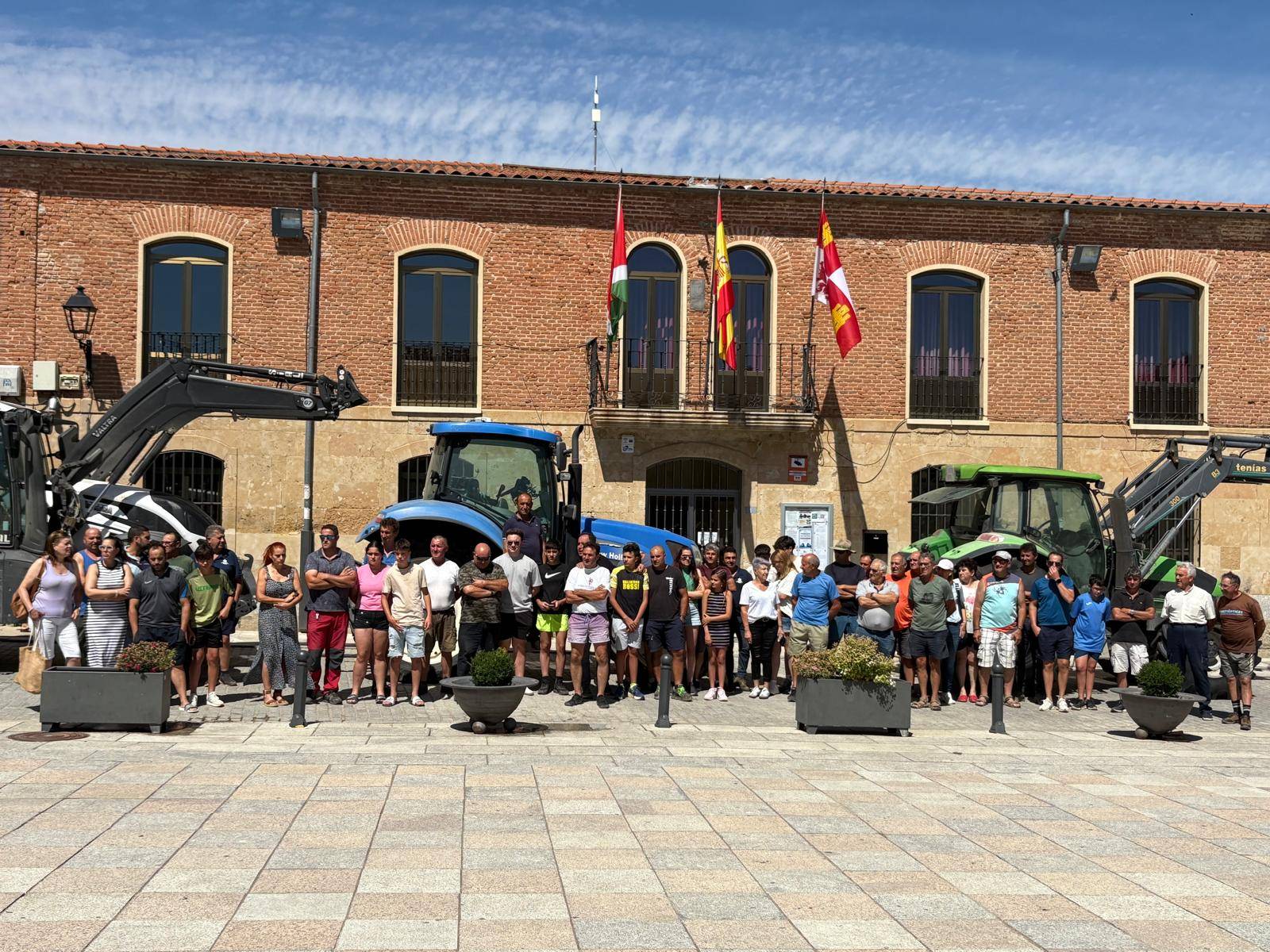Decenas de tractores en las calles de Alaraz y Cantalpino en memoria de David Lafoz