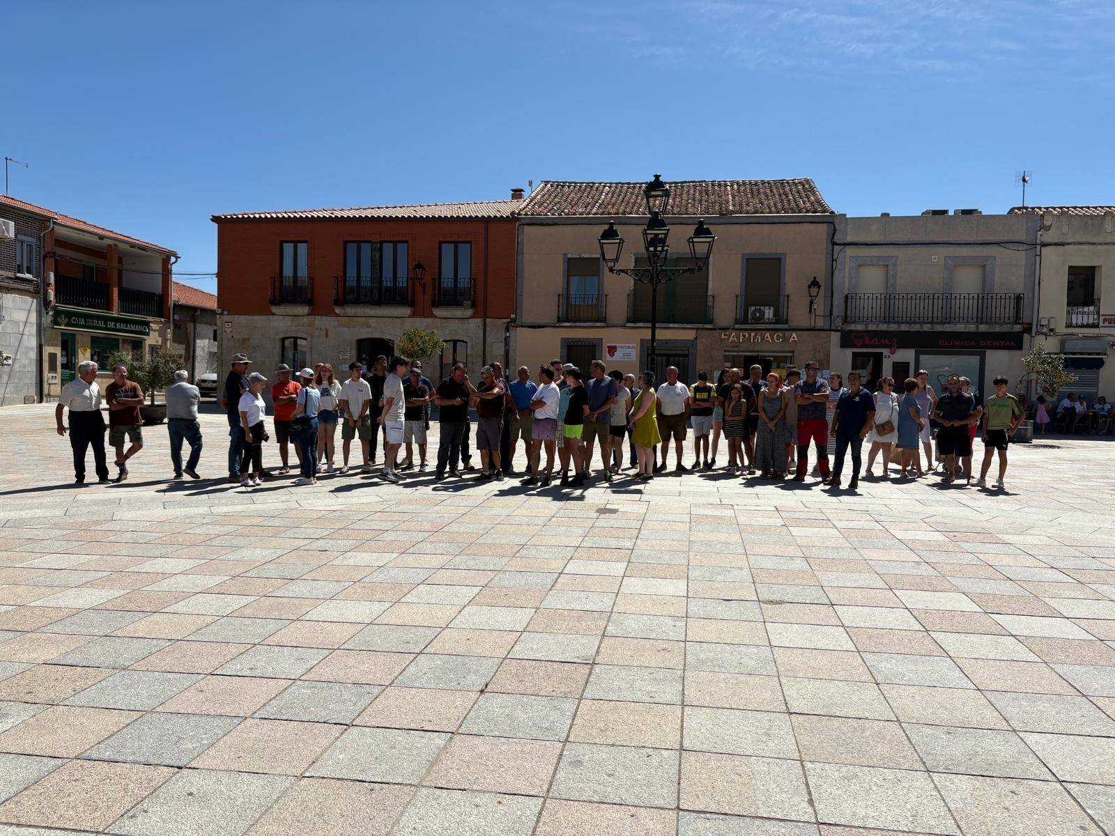 Decenas de tractores en las calles de Alaraz y Cantalpino en memoria de David Lafoz