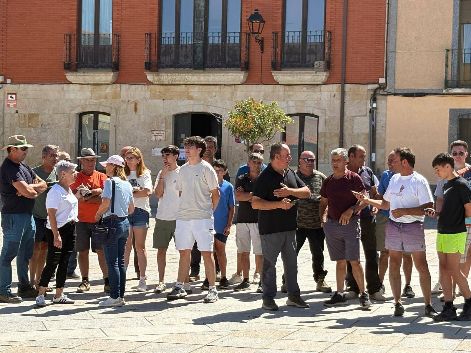 Decenas de tractores en las calles de Alaraz y Cantalpino en memoria de David Lafoz