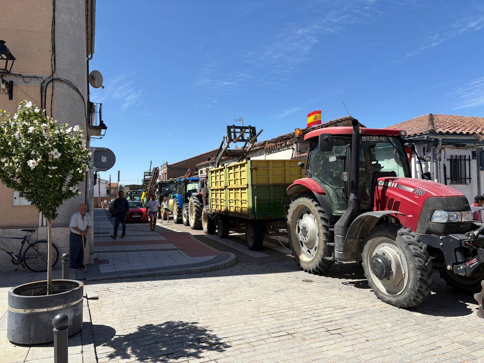 Decenas de tractores en las calles de Alaraz y Cantalpino en memoria de David Lafoz