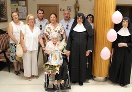 La concejala, los familiares y las hermanas de la residencia junto a María Dolores.TEL