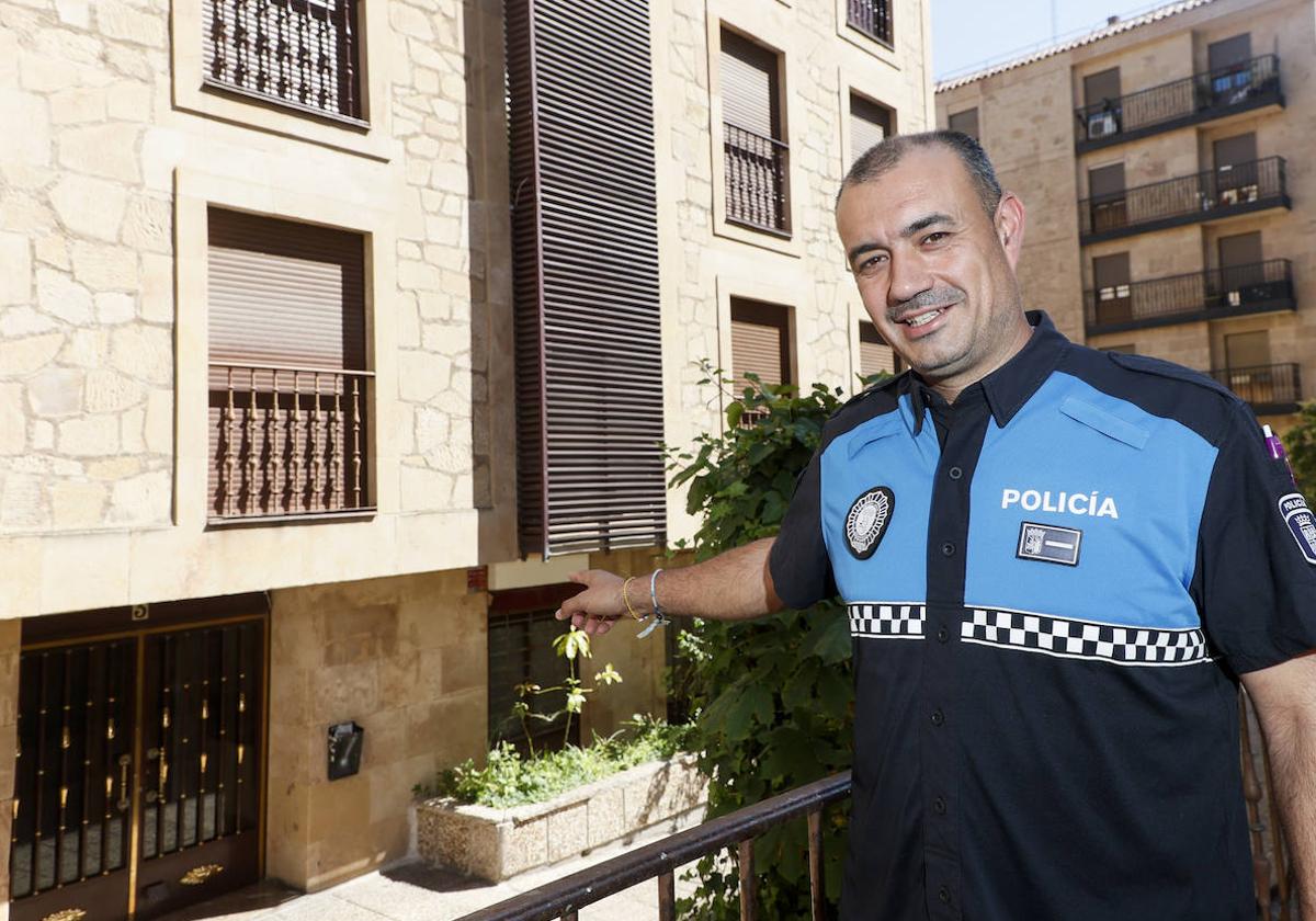 Juan José Rodrigo, oficial de la Policía Local, regresó esta semana por primera vez desde que ocurrió el incendio al lugar de los hechos.