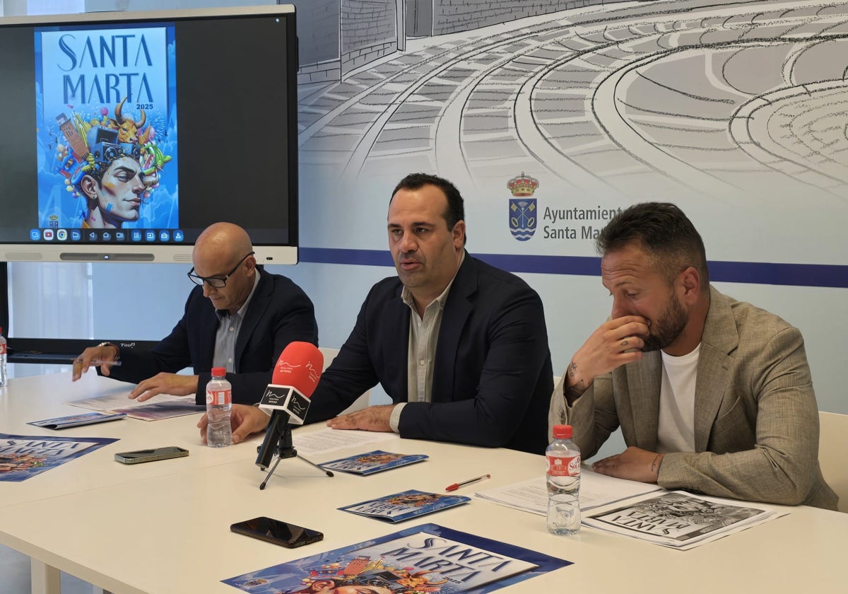 Juan Carlos Bueno, David Mingo y Norberto Flores, en la presentación de la programación de fiestas de Santa Marta.