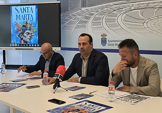 Juan Carlos Bueno, David Mingo y Norberto Flores, en la presentación de la programación de fiestas de Santa Marta.