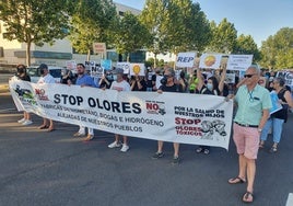 Los participantes, en la concentración convocada por la plataforma Cuidamos Villamayor por los olores.