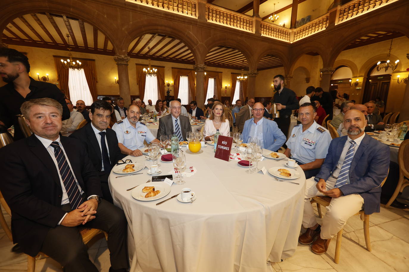 Juan Alanís Marcos (vicepresidente del grupo Global Exchange), Manuel Rubio González (director territorial en Castilla y León, Galicia y La Rioja de Unicaja), Emilio García Herrera (subdelegado de Defensa), Pedro Díaz Mesonero (presidente de LA GACETA), Almudena Parres Cabrera (primera teniente de alcalde y concejala de Deportes del Ayuntamiento de Salamanca), Julián Herrero González, (presidente de Meins), José Gallo Rosales (nuevo subdelegado de Defensa entrante) y Javier González Benito (vicerrector de Economía de la Universidad de Salamanca).