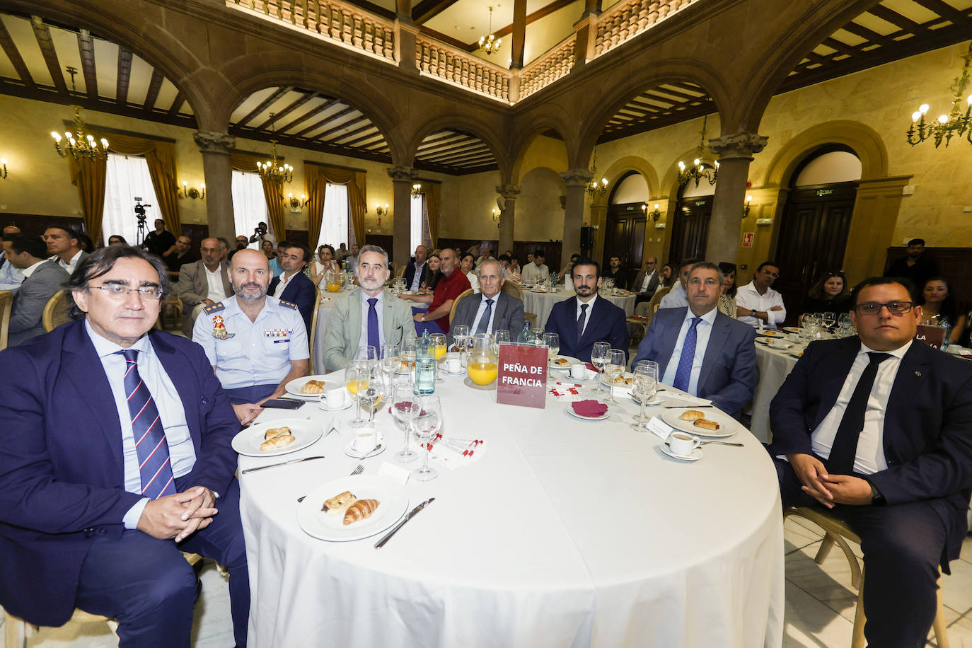 José Francisco Diego Calvo (director territorial del ICECYL en Salamanca), Francisco Javier Mendi Pompa (coronel jefe de la base aérea de Matacán), Fernando Díaz Torres (secretario general de la Junta de Castilla y León en Salamanca), Jaime González Lucas (director general de LA GACETA), Antonio Rollán Segurado (presidente de la Confederación de Empresarios de Salamanca), Pedro García García (gerente de la Universidad de Salamanca) y Javier Santiago Varas (gestor de proyectos en CGB Informática).
