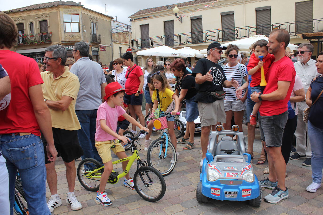 Masiva bendición de vehículos y conductores entre sonidos de claxon en La Fuente de San Esteban