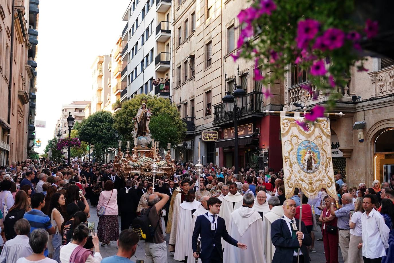 La Virgen del Carmen procesiona con un nuevo paso
