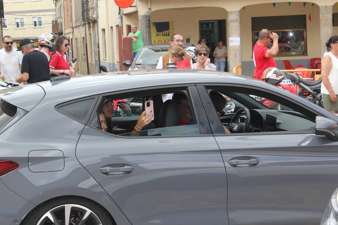 Masiva bendición de vehículos y conductores entre sonidos de claxon en La Fuente de San Esteban