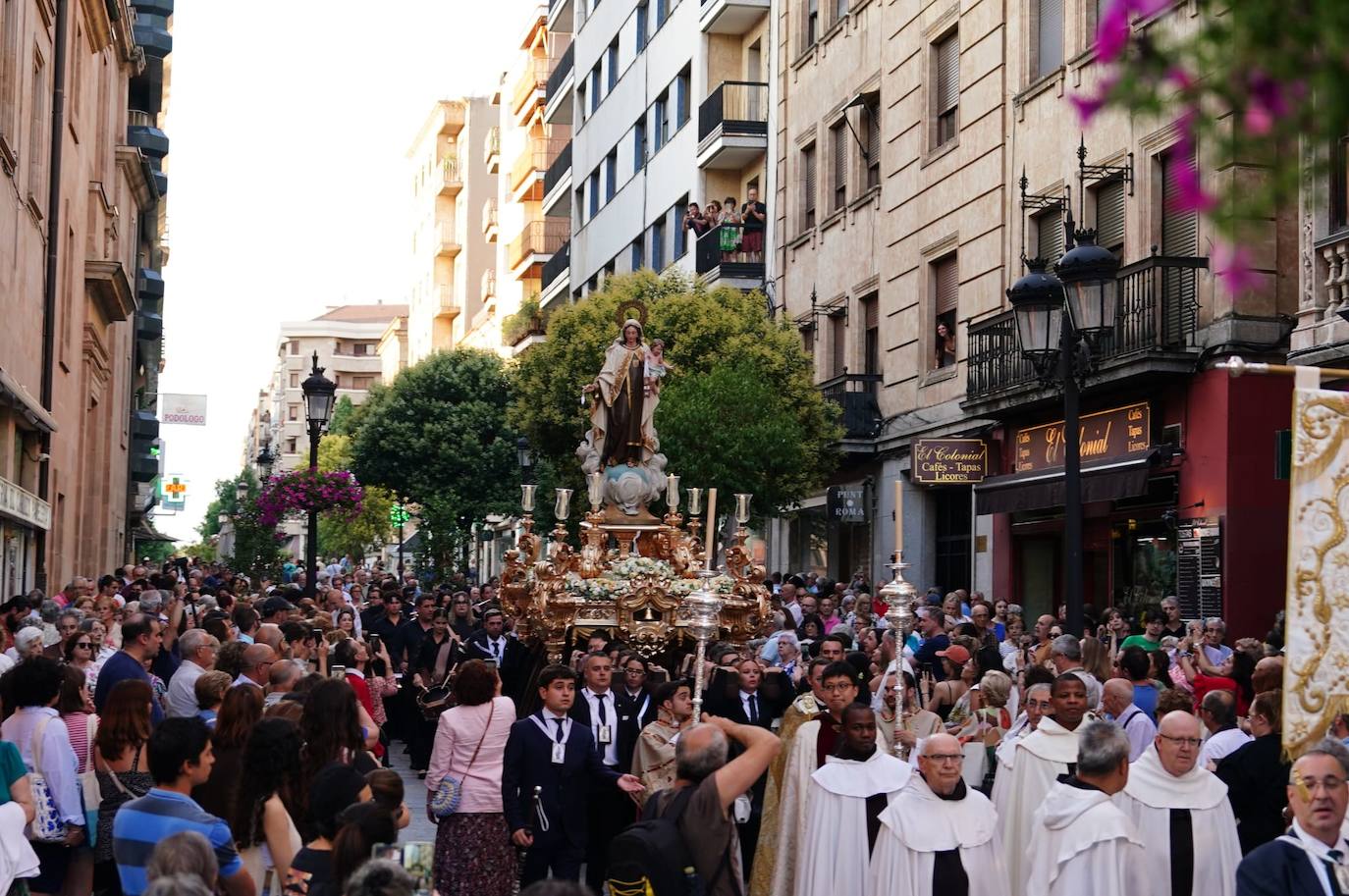 La Virgen del Carmen procesiona con un nuevo paso