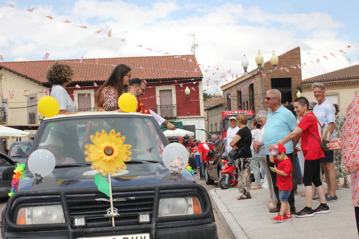 Masiva bendición de vehículos y conductores entre sonidos de claxon en La Fuente de San Esteban