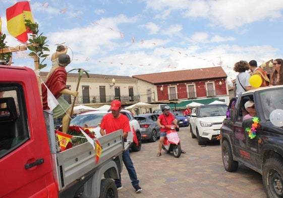 Paseo tradicional de vehículos siguiendo al santo en un remolque.