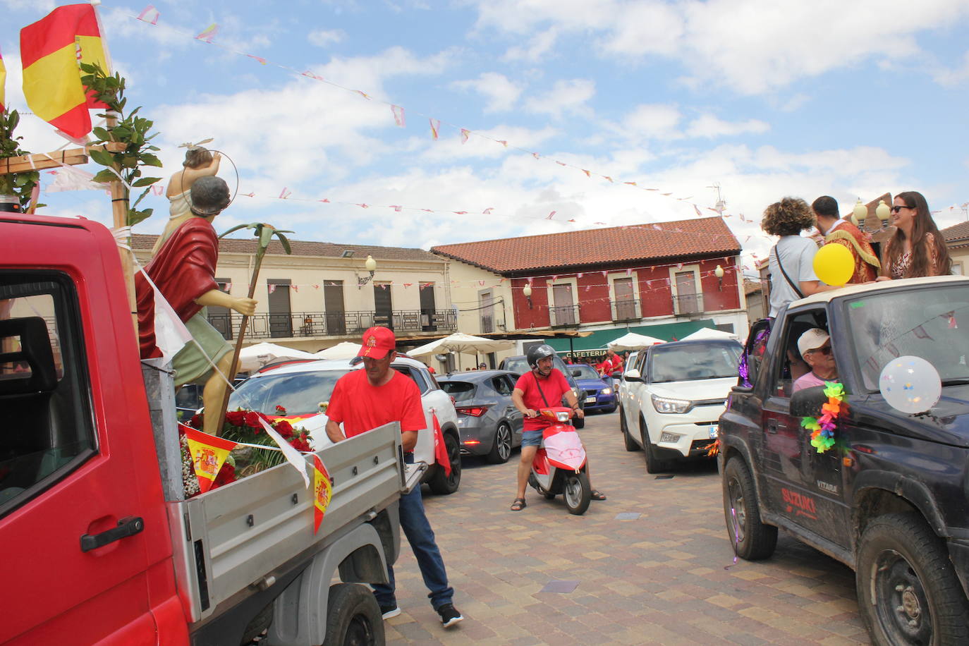 Masiva bendición de vehículos y conductores entre sonidos de claxon en La Fuente de San Esteban