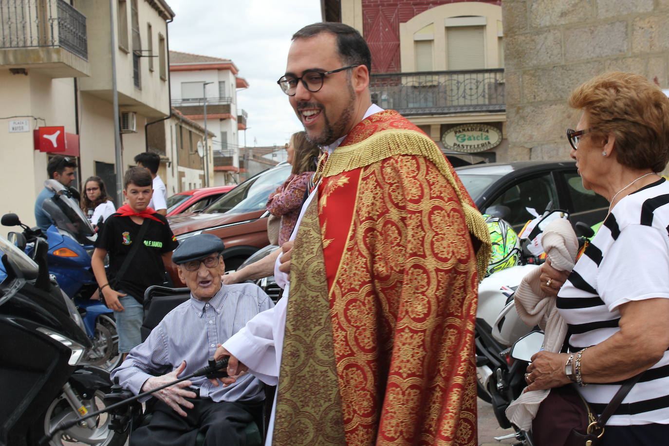 Masiva bendición de vehículos y conductores entre sonidos de claxon en La Fuente de San Esteban