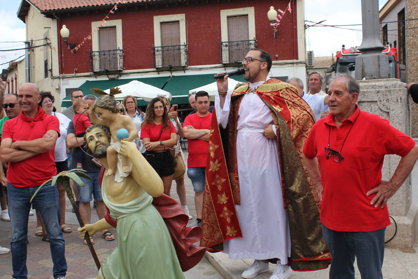 Masiva bendición de vehículos y conductores entre sonidos de claxon en La Fuente de San Esteban