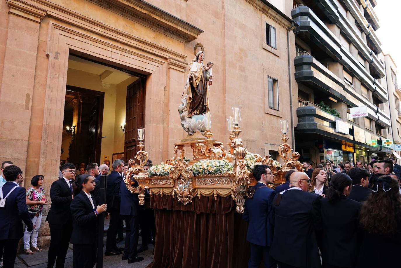 La Virgen del Carmen procesiona con un nuevo paso