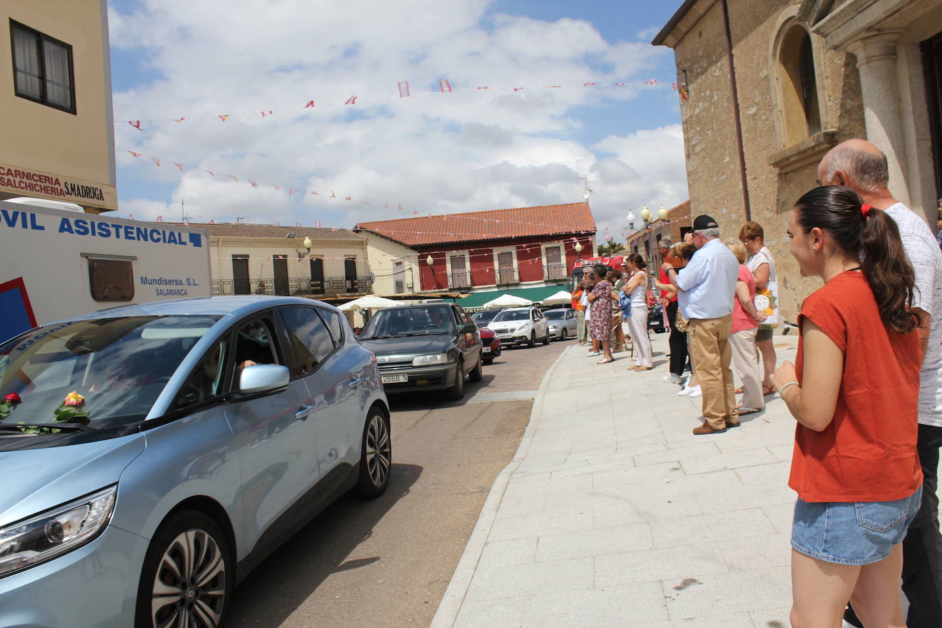 Masiva bendición de vehículos y conductores entre sonidos de claxon en La Fuente de San Esteban