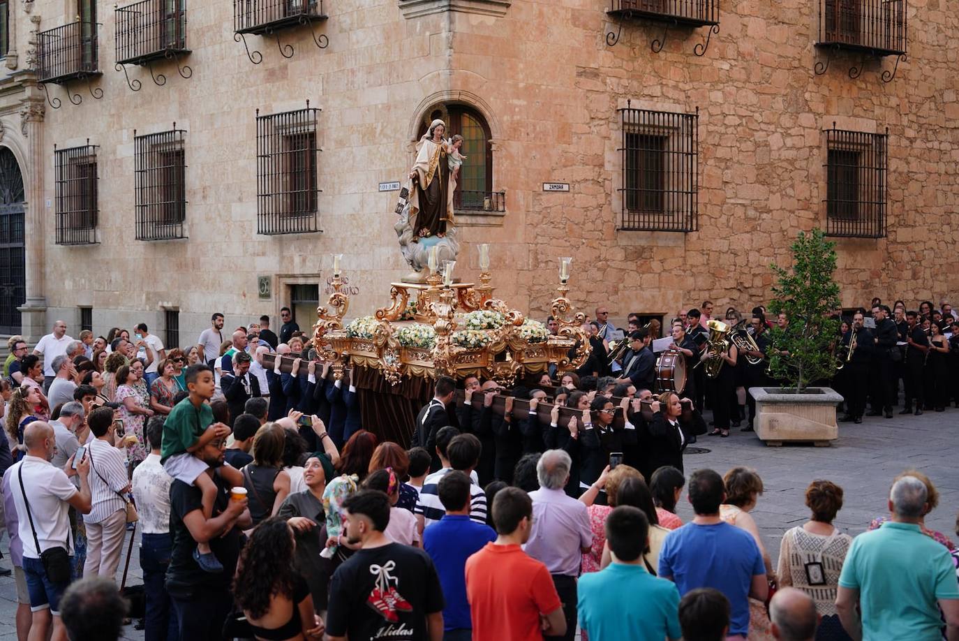 La Virgen del Carmen procesiona con un nuevo paso