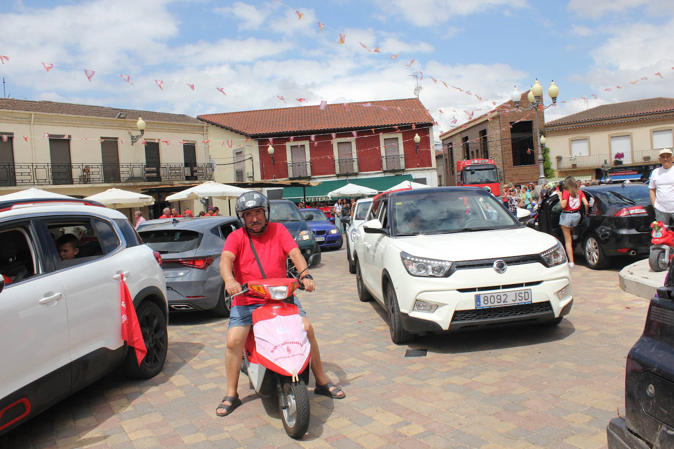 Masiva bendición de vehículos y conductores entre sonidos de claxon en La Fuente de San Esteban