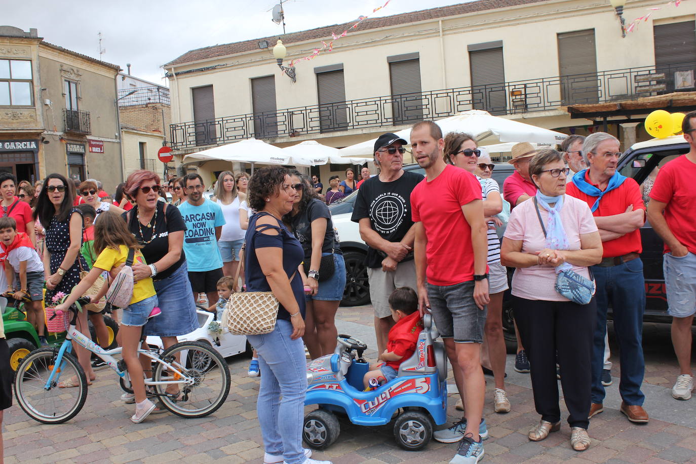 Masiva bendición de vehículos y conductores entre sonidos de claxon en La Fuente de San Esteban