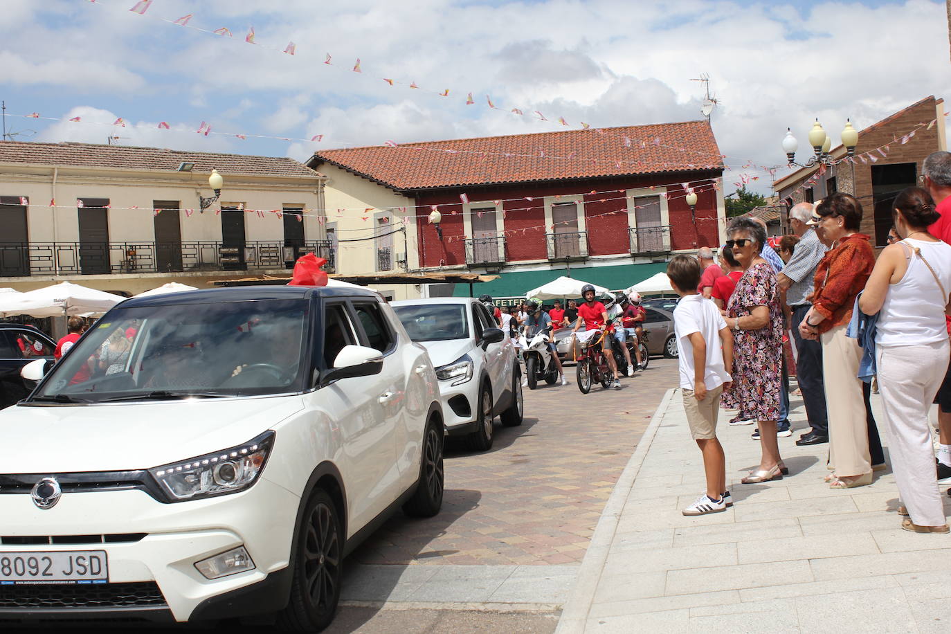 Masiva bendición de vehículos y conductores entre sonidos de claxon en La Fuente de San Esteban