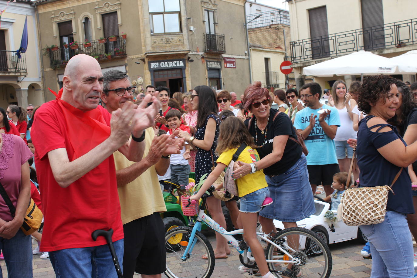 Masiva bendición de vehículos y conductores entre sonidos de claxon en La Fuente de San Esteban