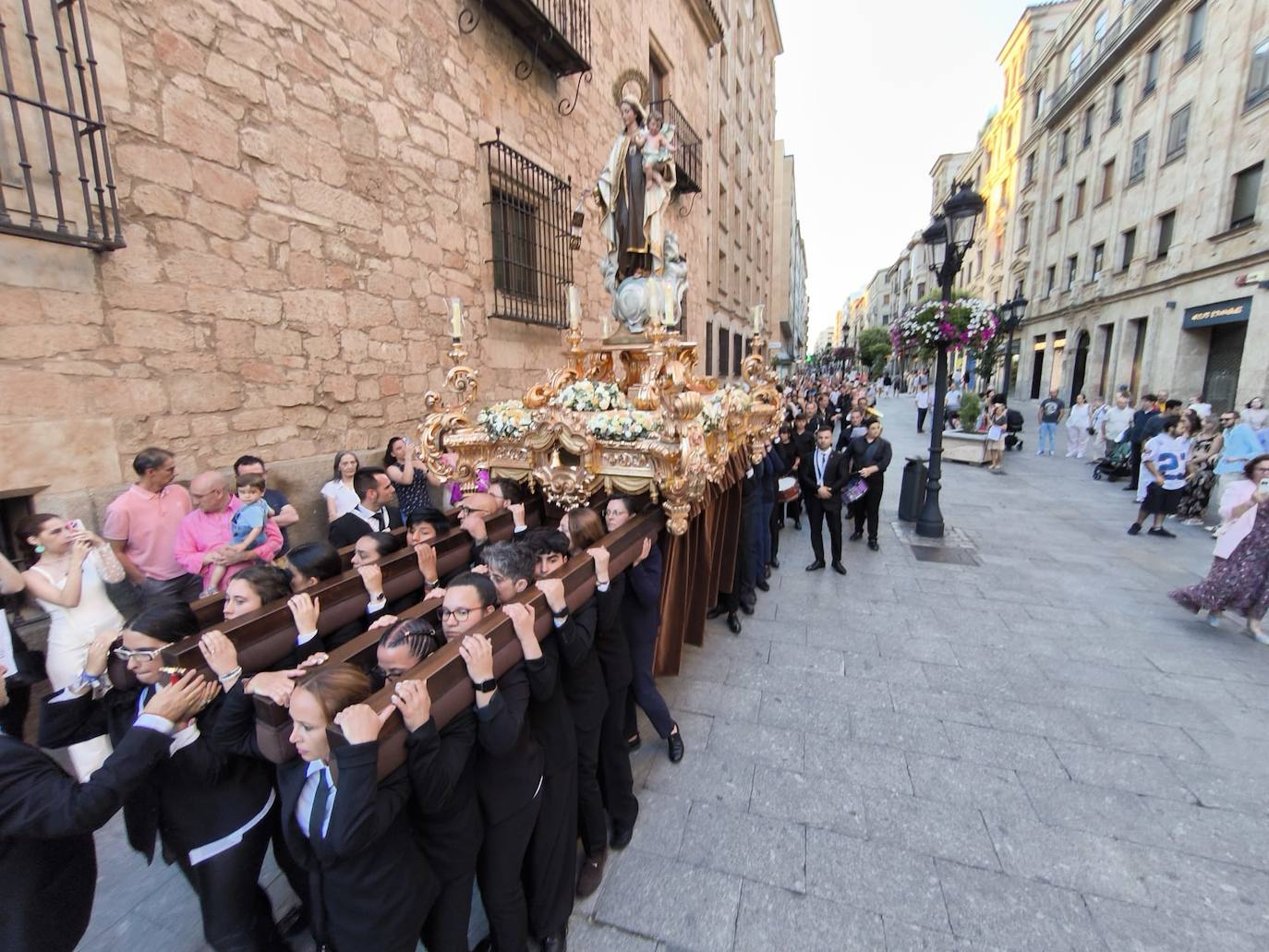 La Virgen del Carmen procesiona con un nuevo paso