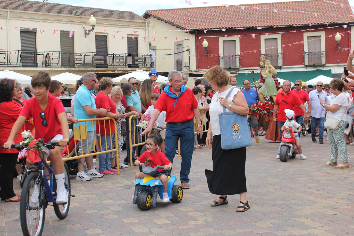 Masiva bendición de vehículos y conductores entre sonidos de claxon en La Fuente de San Esteban