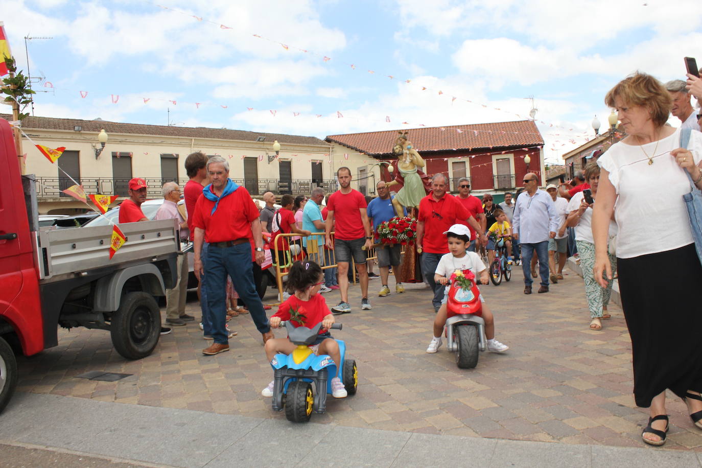 Masiva bendición de vehículos y conductores entre sonidos de claxon en La Fuente de San Esteban