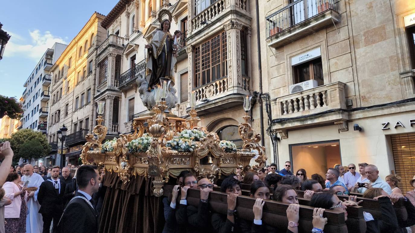 La Virgen del Carmen procesiona con un nuevo paso
