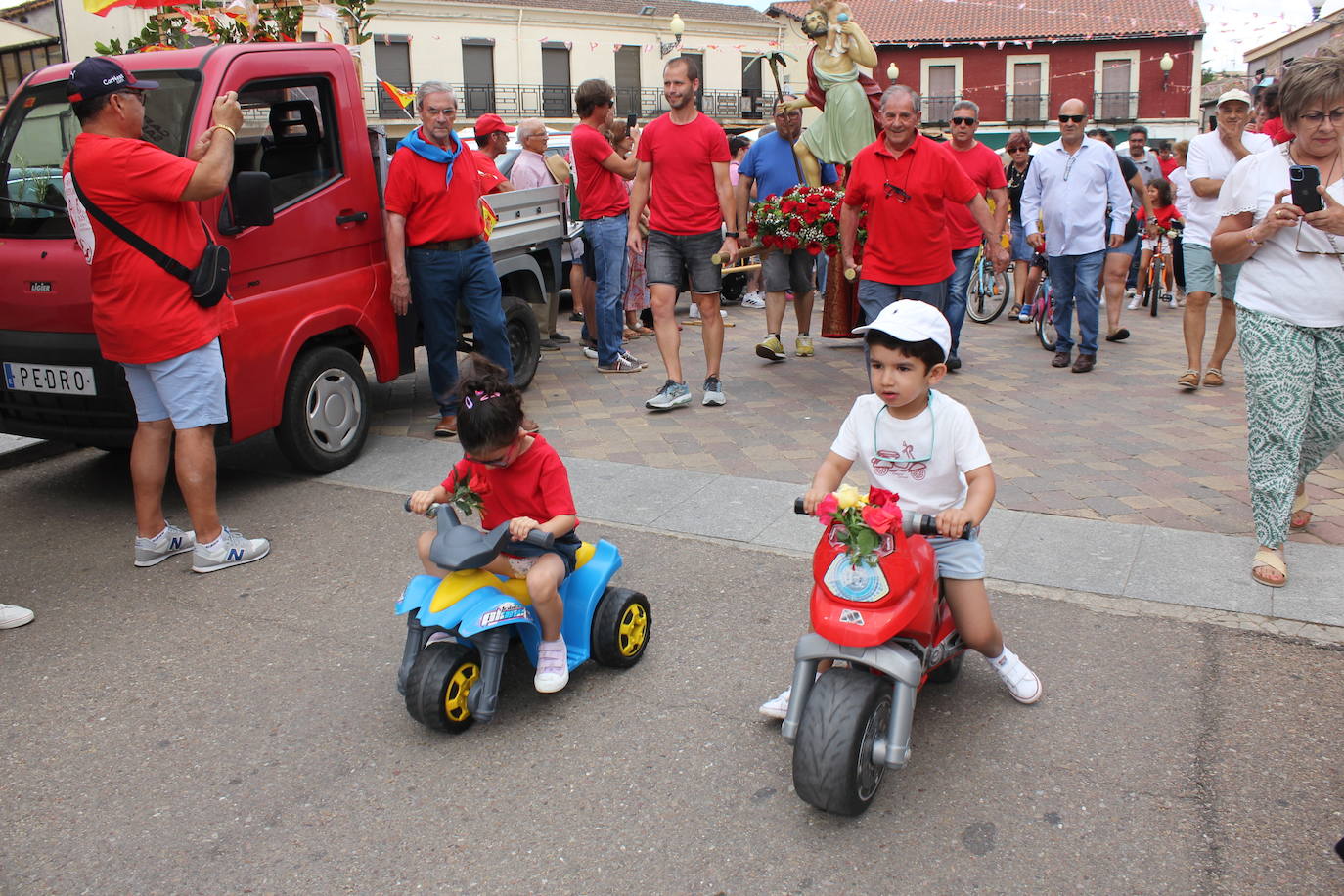 Masiva bendición de vehículos y conductores entre sonidos de claxon en La Fuente de San Esteban