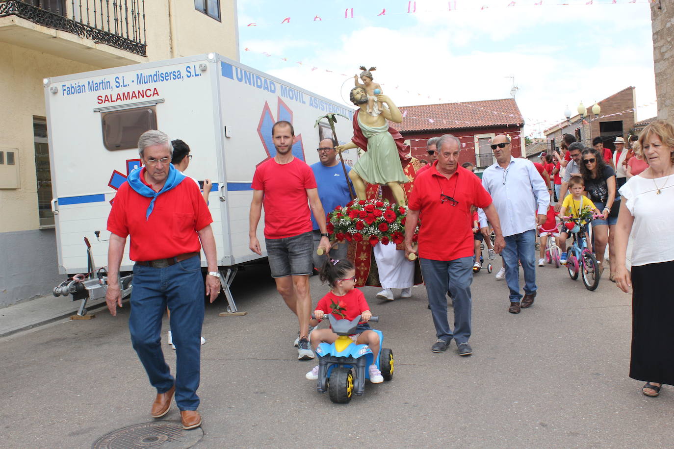 Masiva bendición de vehículos y conductores entre sonidos de claxon en La Fuente de San Esteban