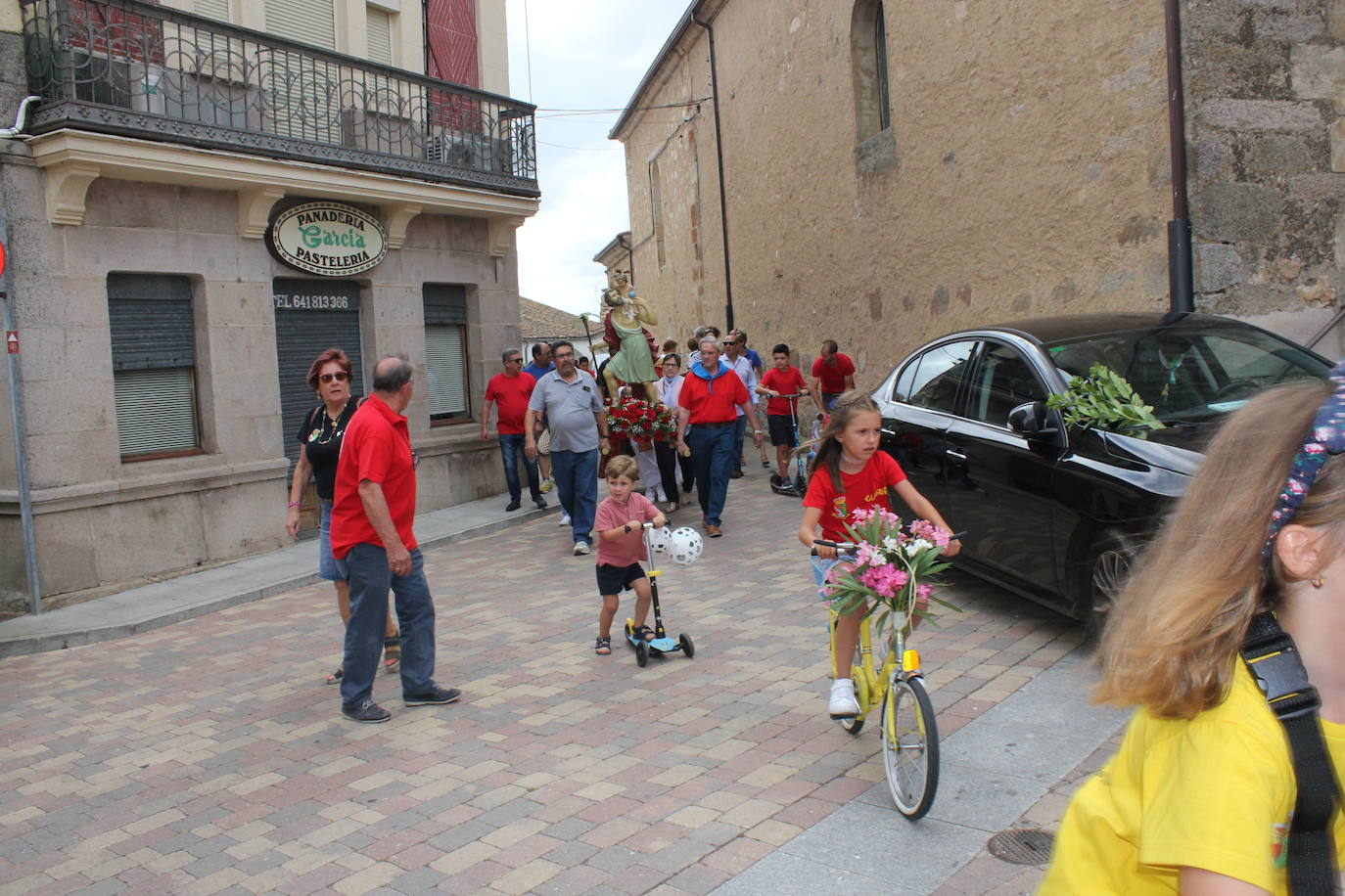 Masiva bendición de vehículos y conductores entre sonidos de claxon en La Fuente de San Esteban
