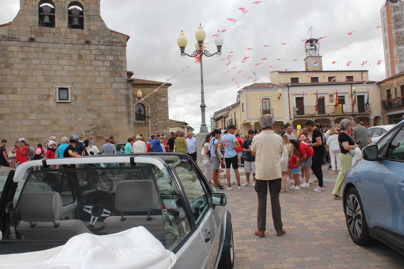 Masiva bendición de vehículos y conductores entre sonidos de claxon en La Fuente de San Esteban