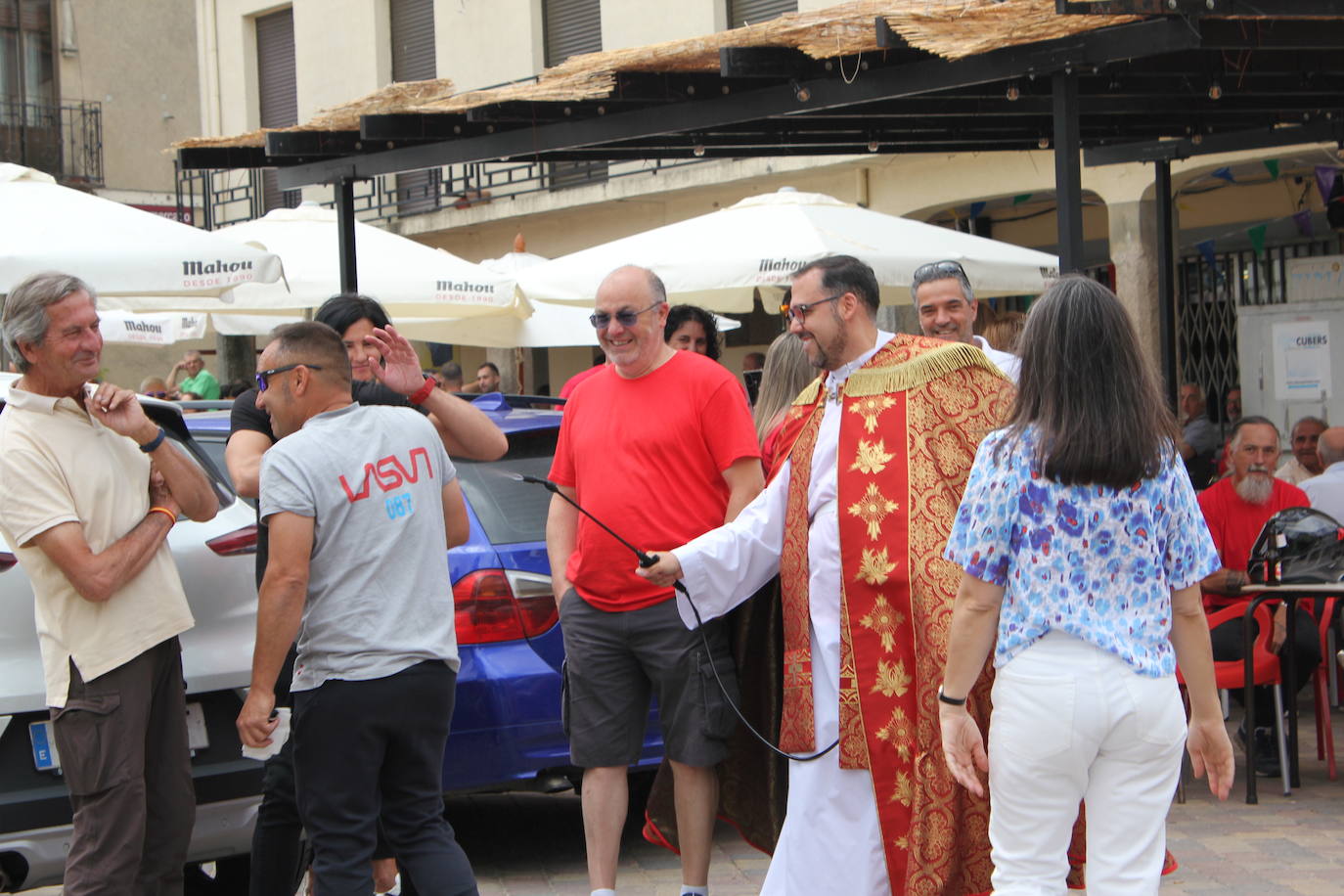 Masiva bendición de vehículos y conductores entre sonidos de claxon en La Fuente de San Esteban