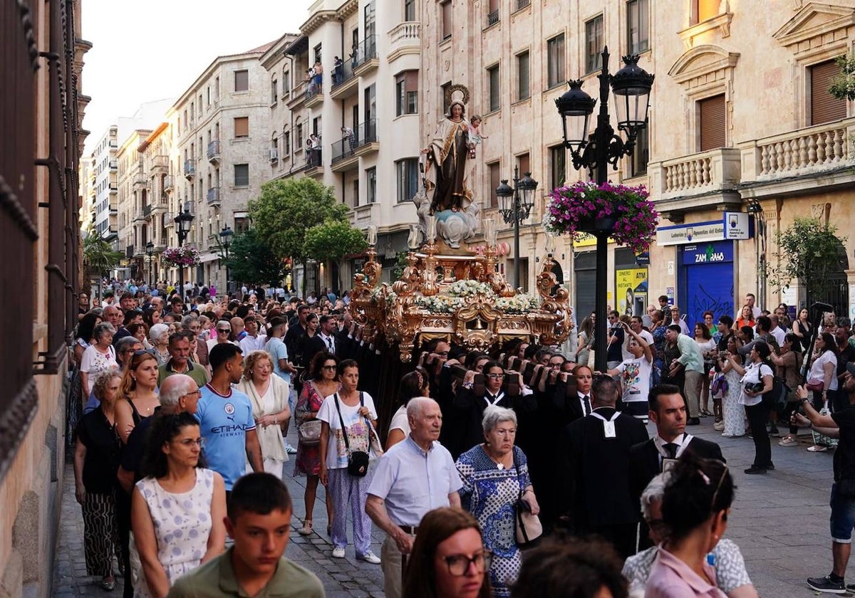 La Virgen del Carmen procesiona con un nuevo paso
