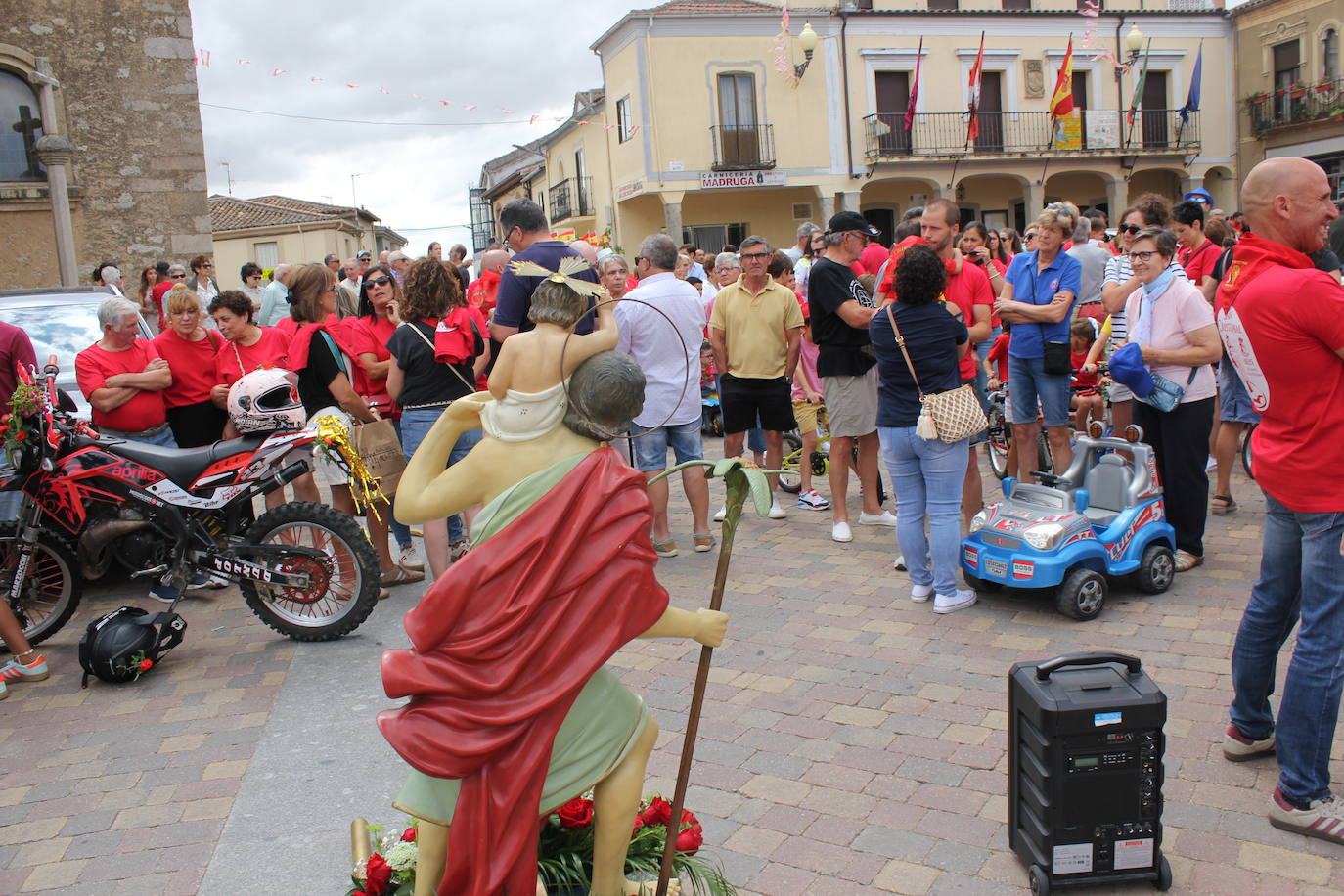 Masiva bendición de vehículos y conductores entre sonidos de claxon en La Fuente de San Esteban