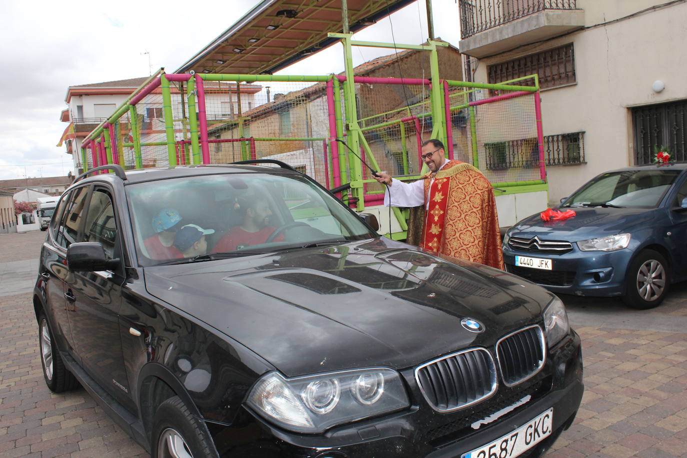 Masiva bendición de vehículos y conductores entre sonidos de claxon en La Fuente de San Esteban
