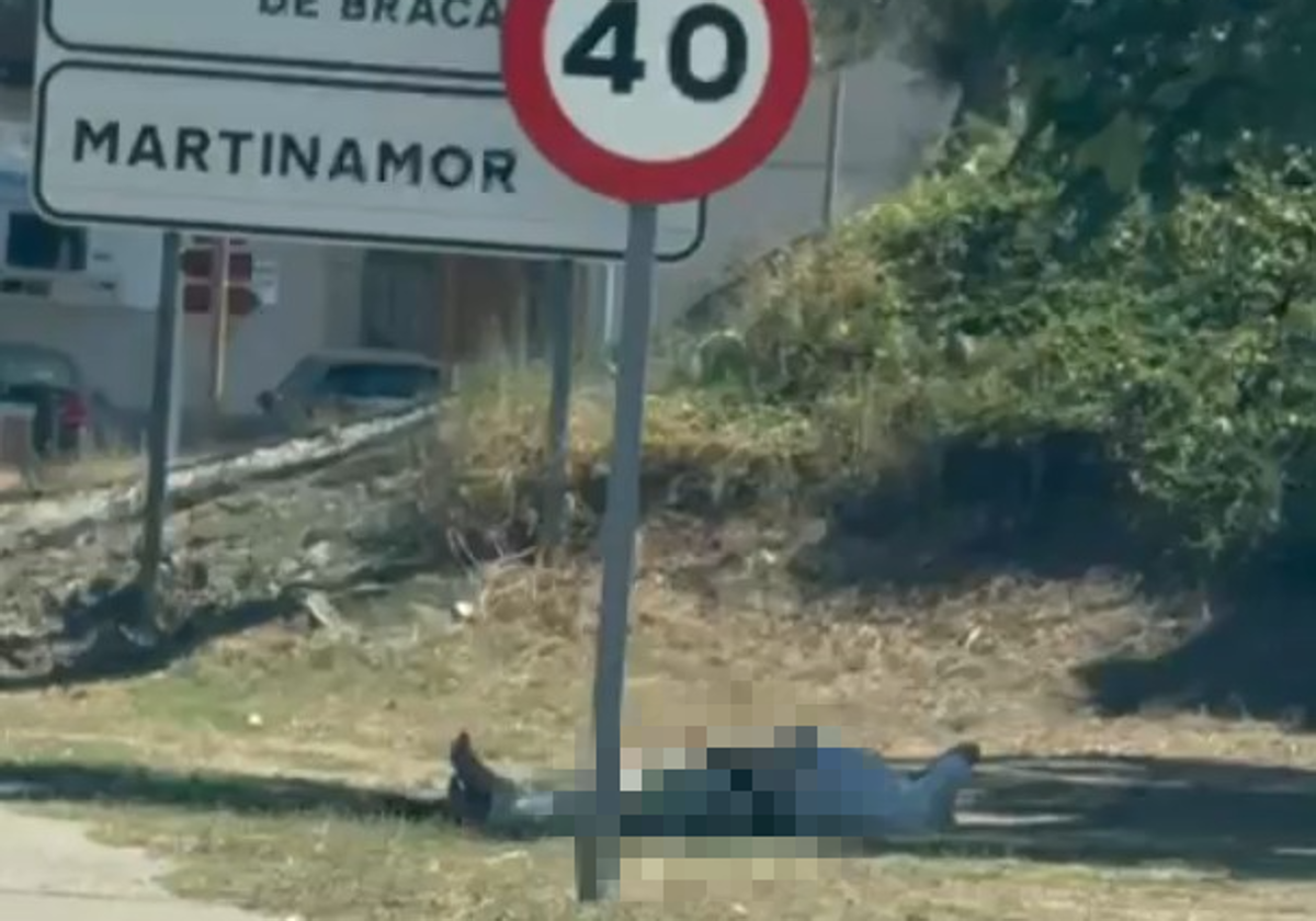 El hombre, tumbado y en actitud indecorosa en la carretera CL-510, a la entrada de Alba de Tormes.