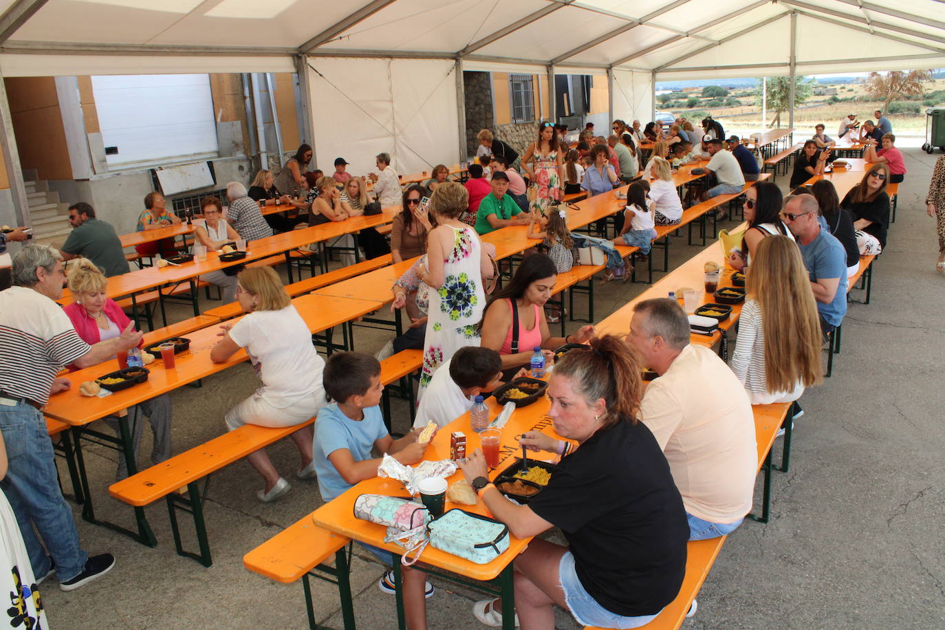Los vecinos de Campillo de Salvatierra disfrutan de la comida festiva
