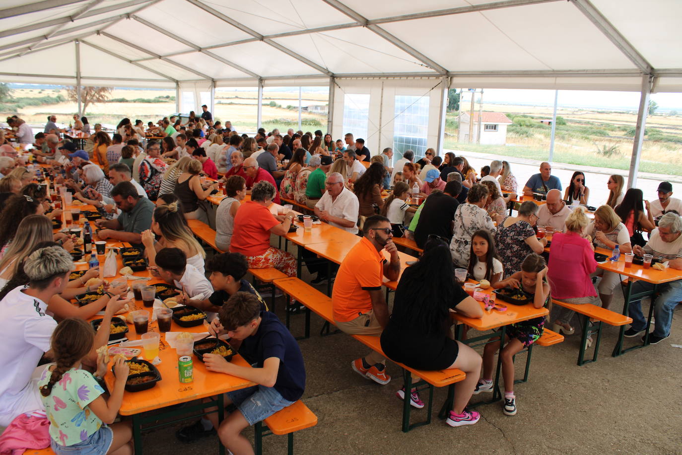 Los vecinos de Campillo de Salvatierra disfrutan de la comida festiva
