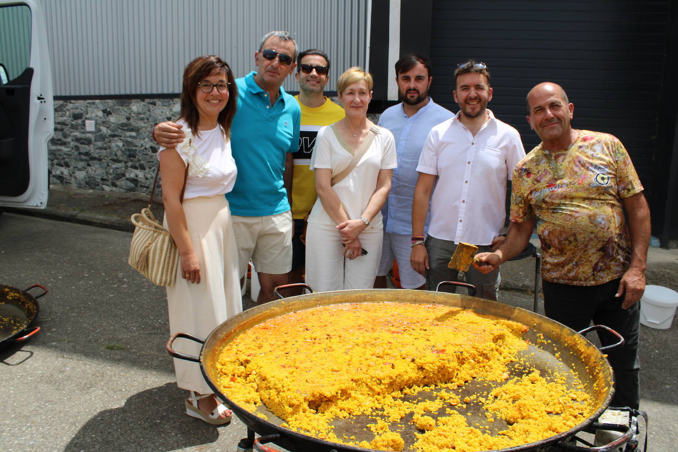 Los vecinos de Campillo de Salvatierra disfrutan de la comida festiva