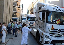 El párroco Amable García bendijo los vehículos a la puerta de la iglesia.