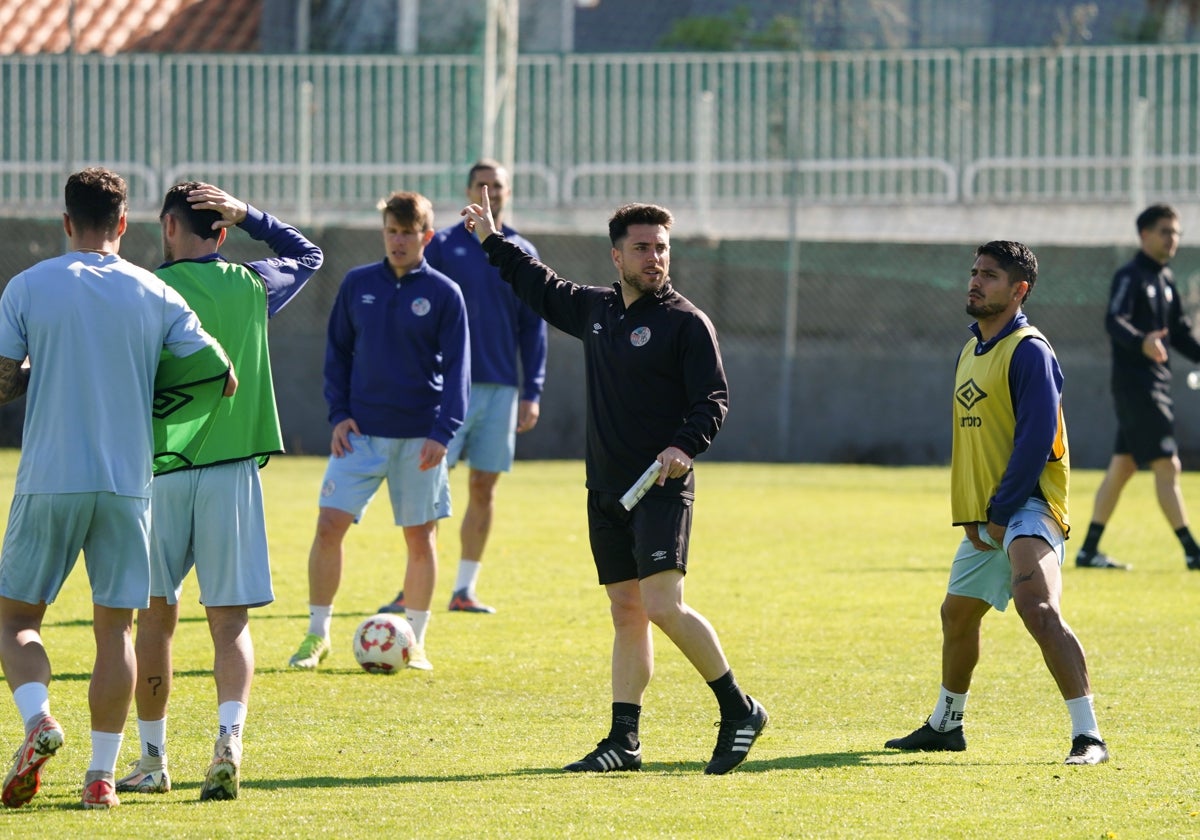Jorge García da instrucciones a sus jugadores en un entrenamiento en el anexo.